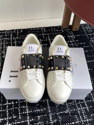 Valentino Garavani Rockstud Untitled sneaker in white calfskin 029 2025