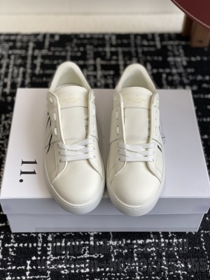 Valentino Garavani Rockstud Untitled sneaker in white calfskin 03 2025