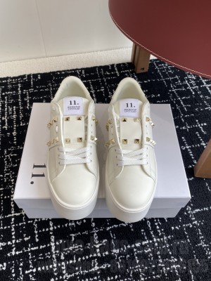 Valentino Garavani Rockstud Untitled sneaker in white calfskin 052 2025