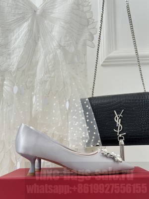 Roger Vivier Flower Strass Buckle 5cm Pumps in Satin gray