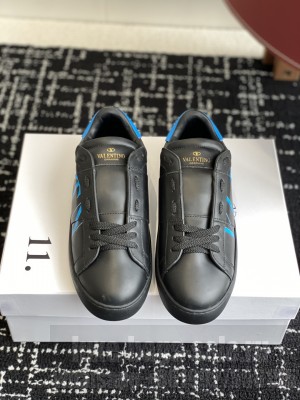 Valentino Garavani Rockstud Untitled sneaker in Black calfskin 057 2025