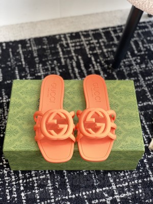 Gucci Women's slide sandal with interlocking G Orange Rubber 2024