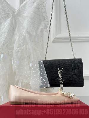 Roger Vivier Crystal buckle in Satin flat pink