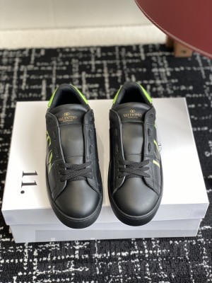 Valentino Garavani Rockstud Untitled sneaker in Black calfskin 059 2025