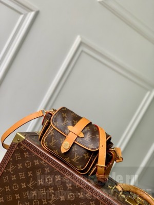 Louis Vuitton Cargo Wearable Wallet M14742