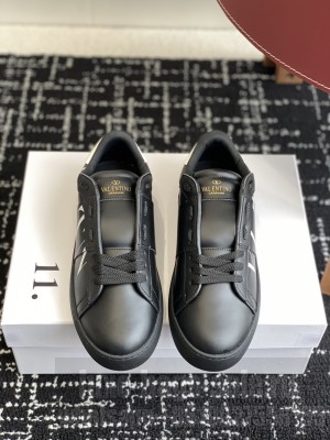 Valentino Garavani Rockstud Untitled sneaker in Black calfskin 058 2025