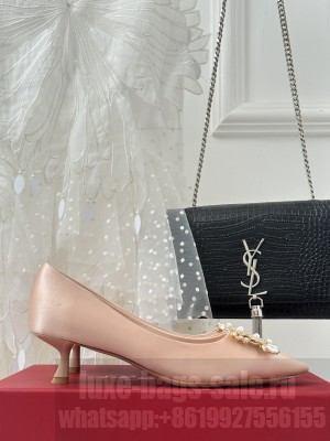 Roger Vivier Flower Strass Buckle 5cm Pumps in Satin beige