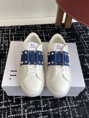 Valentino Garavani Rockstud Untitled sneaker in white calfskin 032 2025