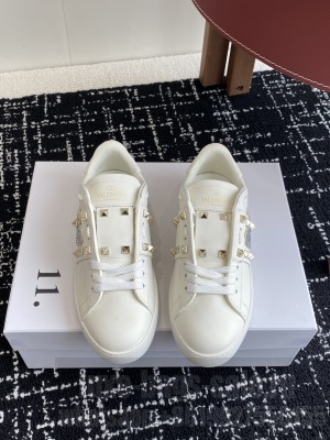 Valentino Garavani Rockstud Untitled sneaker in white calfskin 017 2025