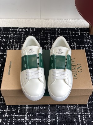 Valentino Garavani Rockstud Untitled sneaker in white calfskin 05 2025