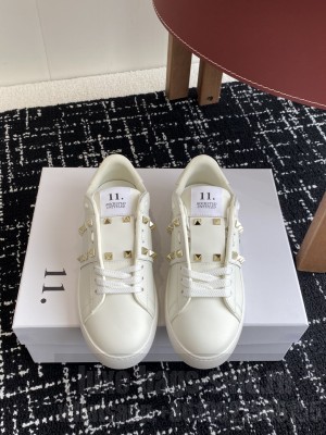 Valentino Garavani Rockstud Untitled sneaker in white calfskin 019 2025