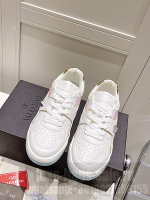 Valentino Garavani ONE STUD Low-Top Nappa Sneaker 2022 collection 02