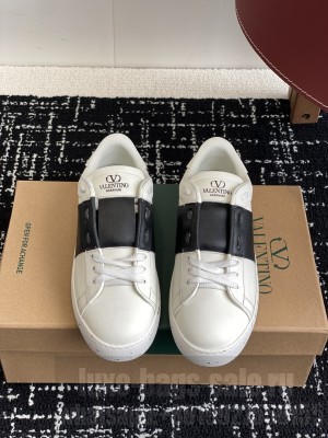 Valentino Garavani Rockstud Untitled sneaker in white calfskin 07 2025