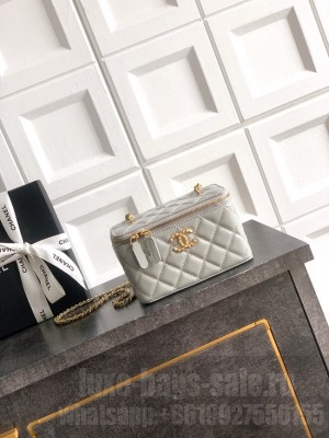 CHANEL 26C Vanity with Chain AP3940 gray