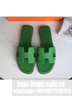 Hermes Oran Flat slippers in epsom leather Vert Bengale with brown piping
