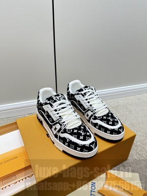 Louis Vuitton Unisex LV Trainer Sneakers 2023 04