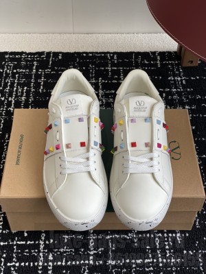 Valentino Garavani Rockstud Untitled sneaker in white calfskin 09 2025