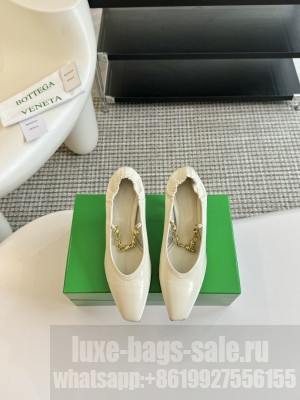 Bottega Veneta Sharp Chain Crinkled leather with signature knot chain Pump cream