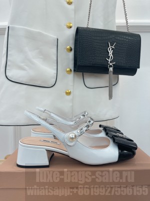 Miu Miu 4cm Patent leather Bow Slingback pumps with metal chain and artificial pearl Black/White