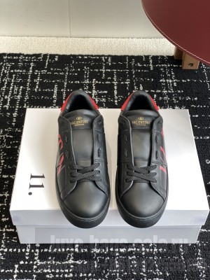 Valentino Garavani Rockstud Untitled sneaker in black calfskin 01  2025