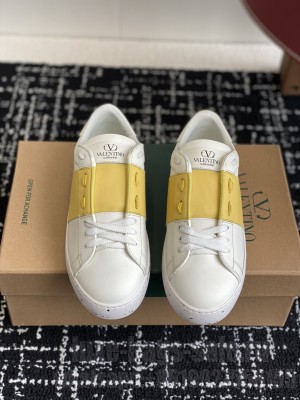 Valentino Garavani Rockstud Untitled sneaker in white calfskin 08 2025