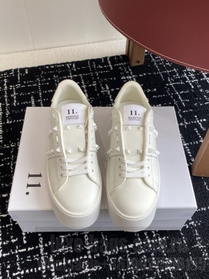 Valentino Garavani Rockstud Untitled sneaker in white calfskin 047 2025