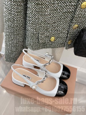 Miu Miu Patent leather Slingback pumps with metal chain and artificial pearl Black/White