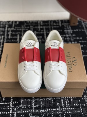 Valentino Garavani Rockstud Untitled sneaker in white calfskin 06 2025