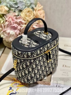 MEDIUM CD SIGNATURE VANITY CASE Blue Dior Oblique Jacquard S2202UTZQ