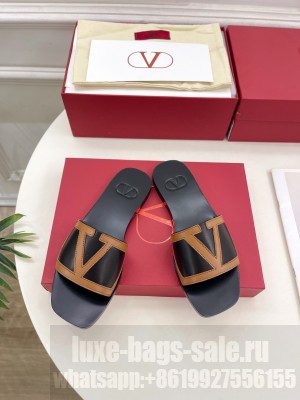 Valentino Garavani Viva Superstar Slide Sandal in Nappa Leather 05 2025