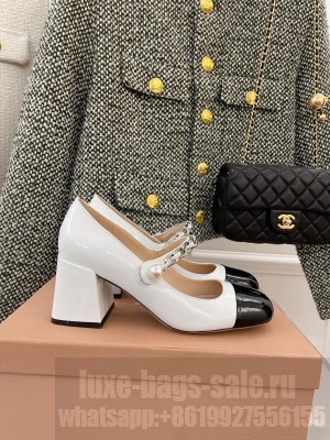 Miu Miu 6.5 Patent leather pumps with metal chain and artificial pearl Black/White