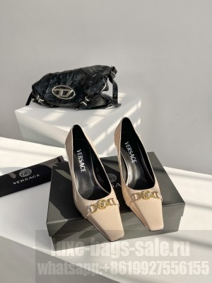 Versace Medusa patent leather square toe Pumps Beige