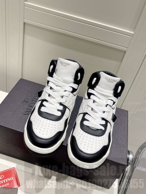 VALENTINO MID-TOP ONE STUD SNEAKERS 2022 COLLECITON 01