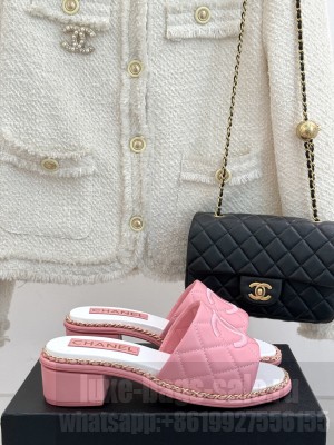 Chanel lambskin slippers with chain pink 2025